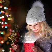 Pixwords The image with woman, blonde, gift, hat, box Kguzel