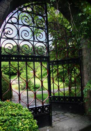 door, garden, house, road, alley, flowers Erica Schroeder - Dreamstime