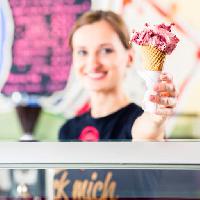 Pixwords The image with woman, ice cream, ice cone, happy, smile, person Arne9001