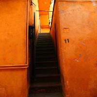 Pixwords The image with stairs, red, dark, alley Zeno Ovidiu Mihoc - Dreamstime
